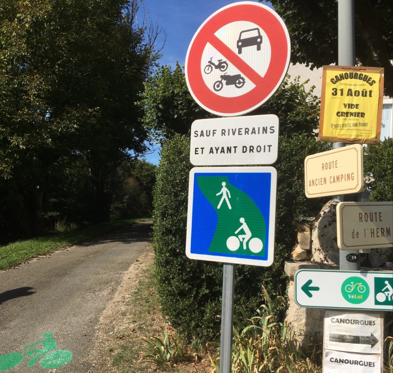 Carrefour D37-D50 route du Lherm, entrée sud de la Voie Verte