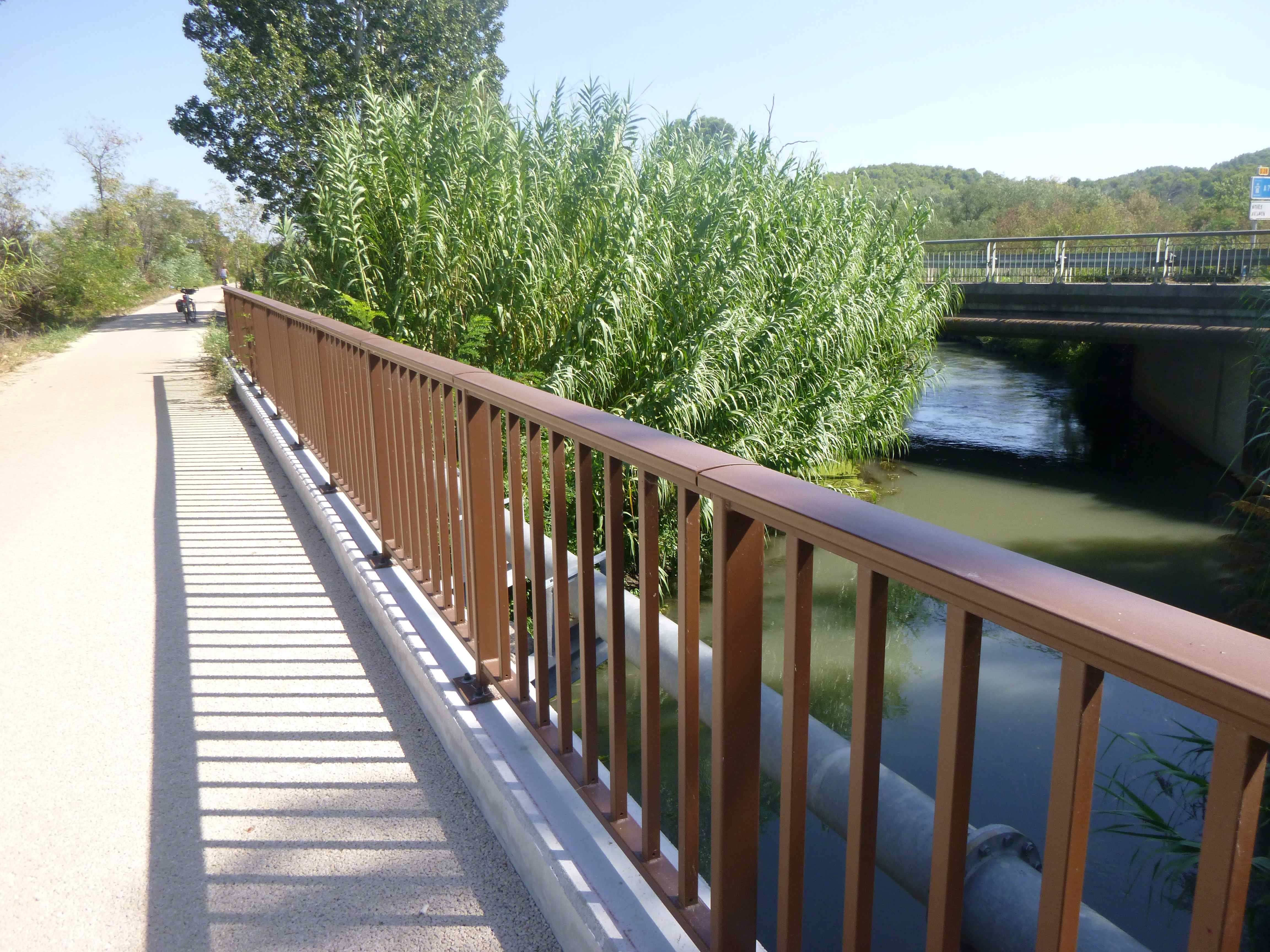 Pont réhabilité avec garde-corps