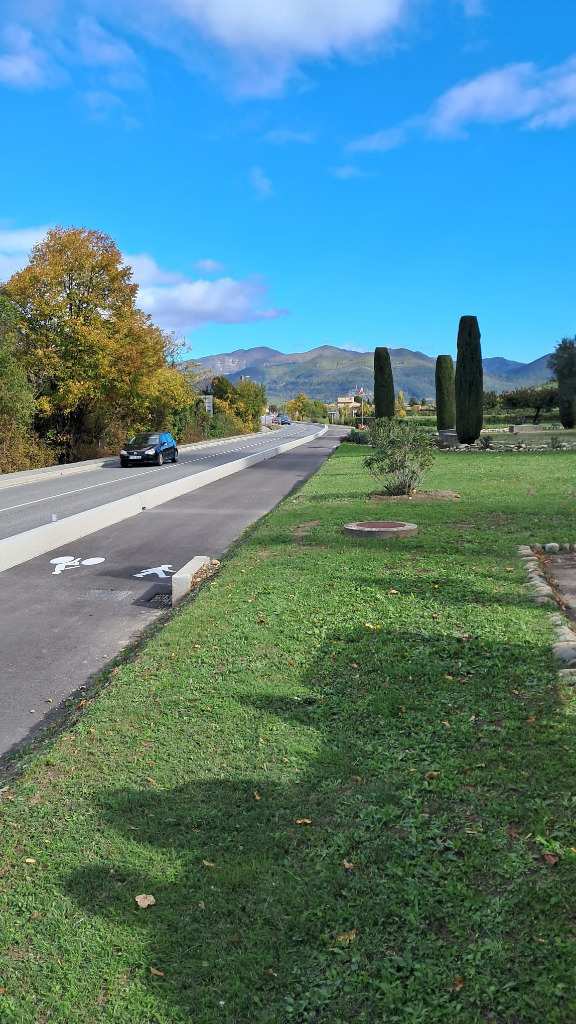 Voie verte en bord de départementale