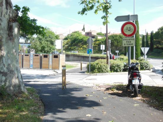 Cyclistes pied à terre