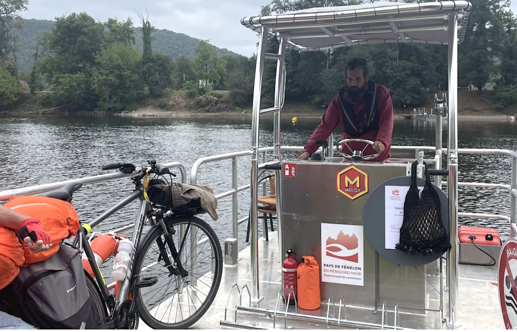 Bac sur la Dordogne avant Cazoulès en Juillet et Août 2025